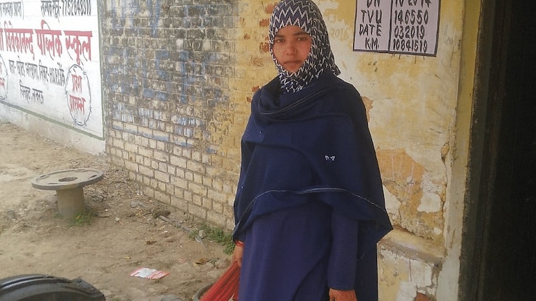 लखनऊ: रेलयात्रियों के सेफ जर्नी की पहरेदार, देश की पहली ‘गेटवुमन’ सलमा की ऐसी है कहानी UP Tak