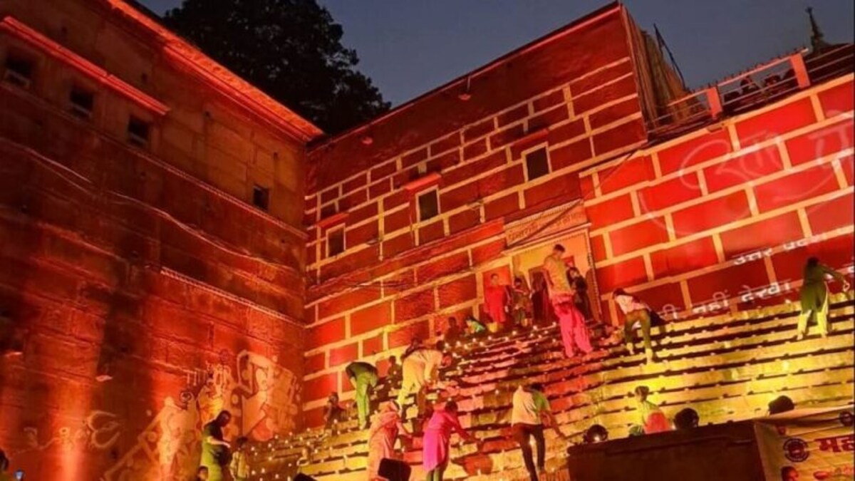 देव दीपावली पर काशी में देवलोक सा नजारा, विदेशी महिलाओं ने भी जलाए दीये, देखें तस्वीरें UP Tak
