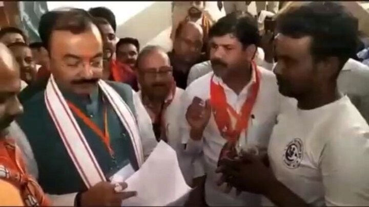 बाराबंकी: डिप्टी CM केशव मौर्य का पैर पकड़ रोने लगे BJP नेता, बोले-SP के दबंगों से बचा लें UP Tak