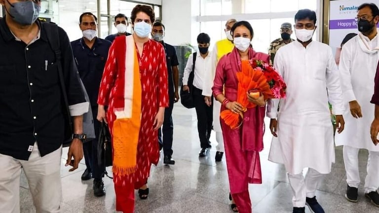 चुनावी तैयारियों को लेकर लखनऊ पहुंचीं प्रियंका, स्वतंत्र देव ने कहा- पिकनिक पर आई हैं UP Tak