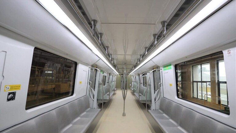 तस्वीरें: कानपुर मेट्रो का पहला ट्रेन सेट गुजरात से चला, स्वागत को वर्ल्डक्लास व्यवस्था UP Tak