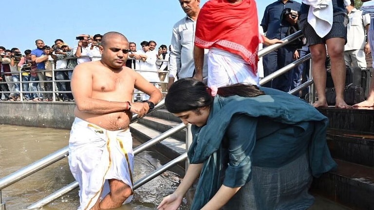 नेताजी का अस्थि विसर्जन: बहू डिंपल यादव ने बच्चों को भी गंगा में लगवाई डुबकी, देखें UPTak