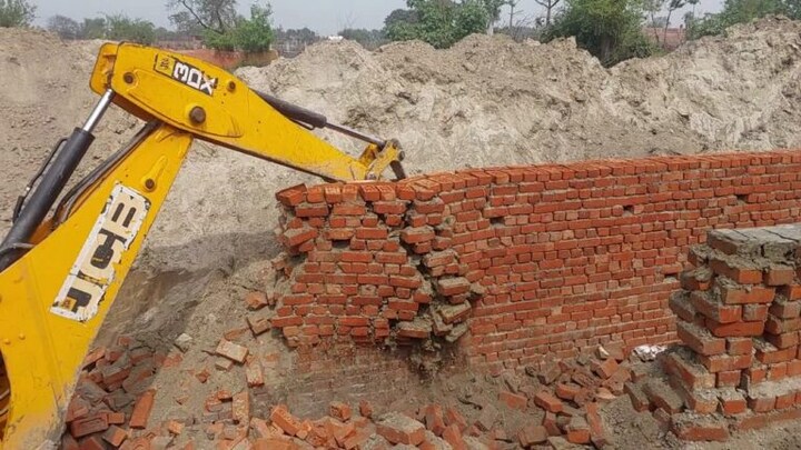 UP Tak इंपैक्ट: ढह गया भ्रष्टाचार का ‘नाला’, 48 लाख की लागत से हो रहा था घटिया निर्माण UP Tak