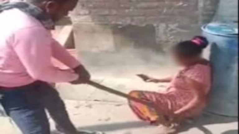 फतेहपुर: छेड़छाड़ का विरोध करने पर लड़की की लाठी से पिटाई, अब पुलिस ने लिया ये एक्शन UP Tak