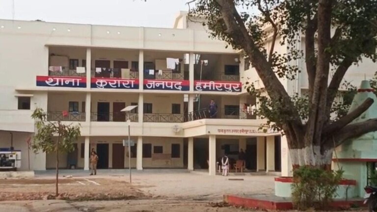 हमीरपुर: पुलिस ने कार चालक को हेलमेट और बाइक सवार को सीट बेल्ट नहीं लगाने पर कटा चालान! UP Tak