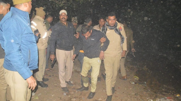 मेरठ में महिला से लूट करने वालों बदमाशों का एनकाउंटर, पुलिस ने 6 घंटे में ही किया गिरफ्तार UP Tak