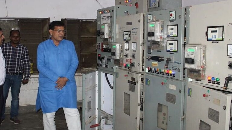 ऊर्जा मंत्री बोले, ‘निरीक्षण के दौरान बिजली थी, लोगों ने प्रेमवश जलाया मोबाइल का टॉर्च’ UP Tak