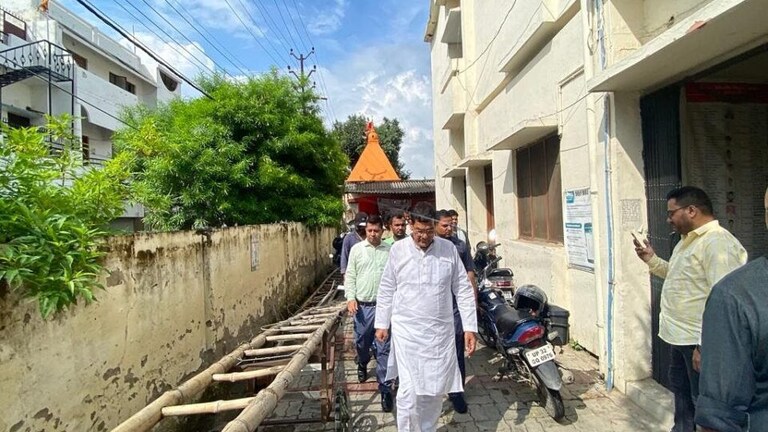 लोगों को फोन मिला पूछ रहे ऊर्जा मंत्री एके शर्मा, ‘भाई साहब समस्या का समाधान हुआ या नहीं?’ UP Tak