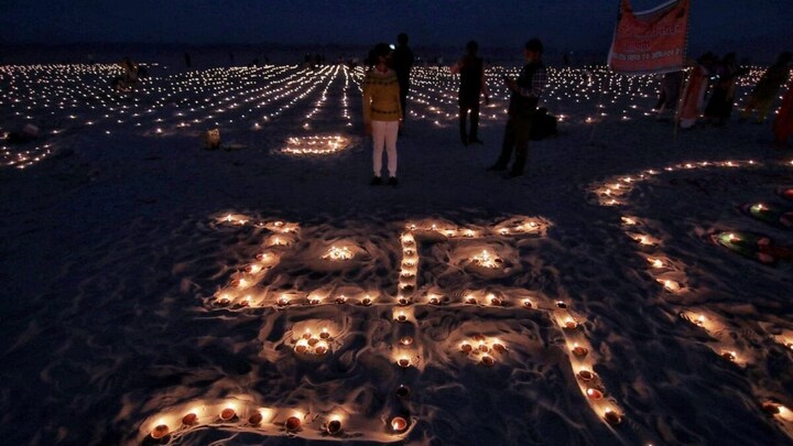 देव दीपावली पर जगमगा उठी महादेव की काशी, जानें इस पर्व को मनाने की क्या है पौराणिक कहानी? UP Tak