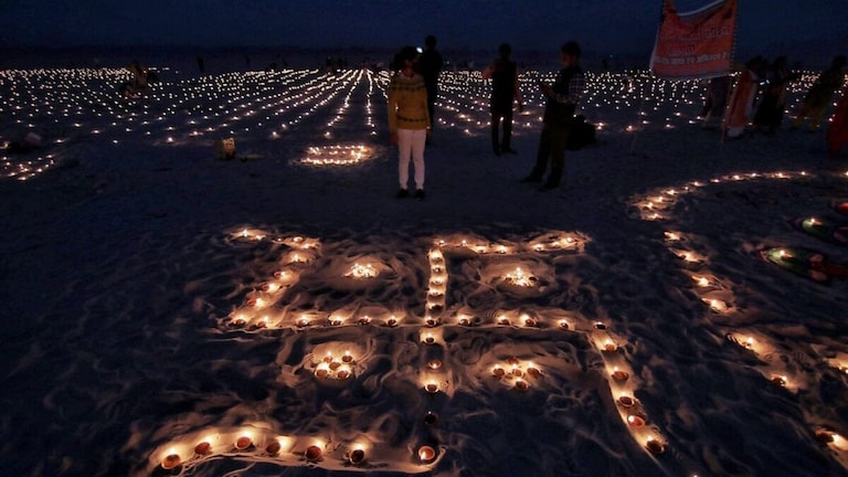 देव दीपावली पर जगमगा उठी महादेव की काशी, जानें इस पर्व को मनाने की क्या है पौराणिक कहानी? UP Tak