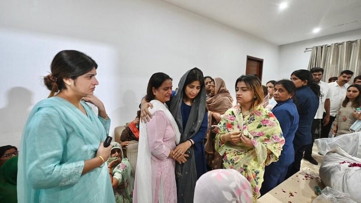 मुलायम सिंह यादव के पार्थिव शरीर के पास फफक कर रो पड़ीं बहू डिंपल यादव, देखिए तस्वीरें UP Tak