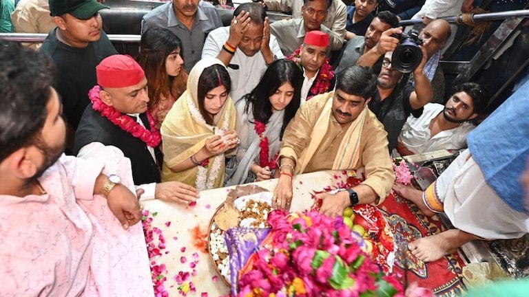पत्नी डिंपल और बच्चों संग सपा सुप्रीमो अखिलेश यादव अचानक पहुंच गए वृंदावन, देखिए तस्वीरें UPTak