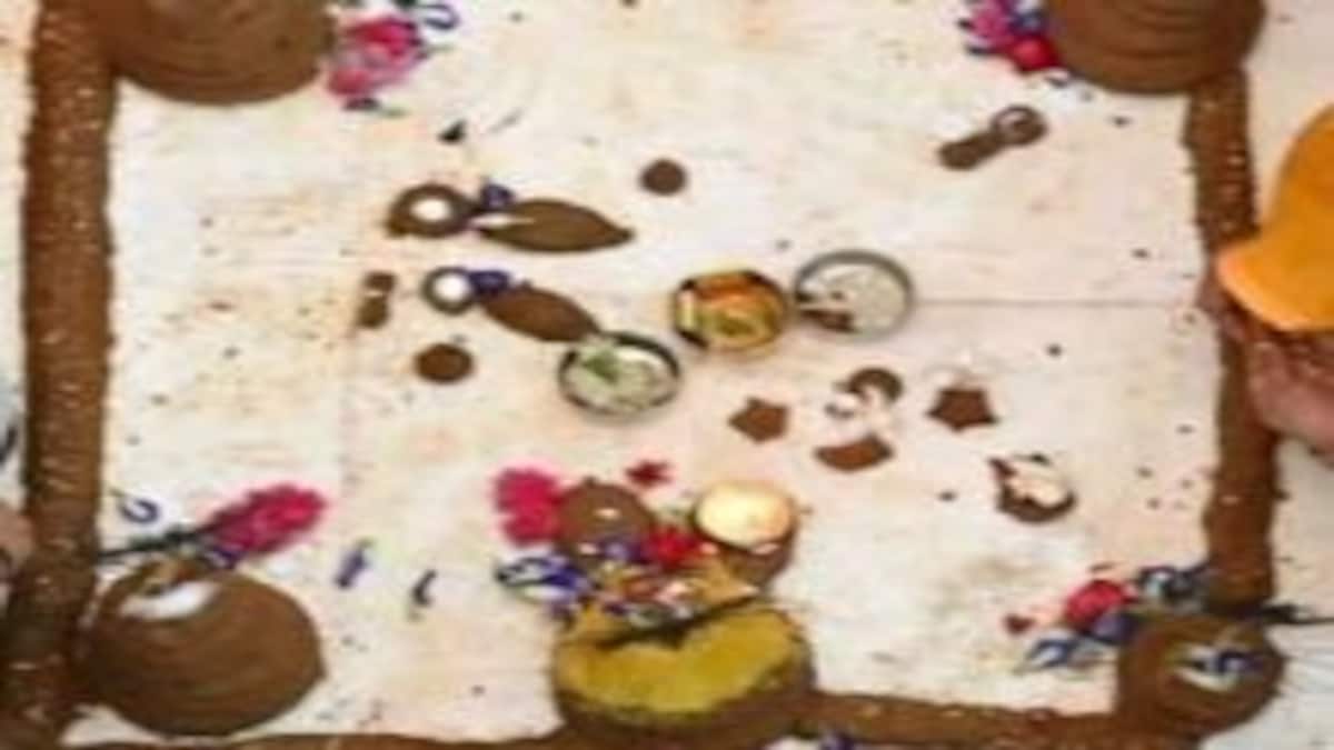 घर की महिलाओं संग बैठकर डिंपल यादव ने बनाया गोवर्धन, फिर विधि-विधान से की पूजा, देखें UP Tak