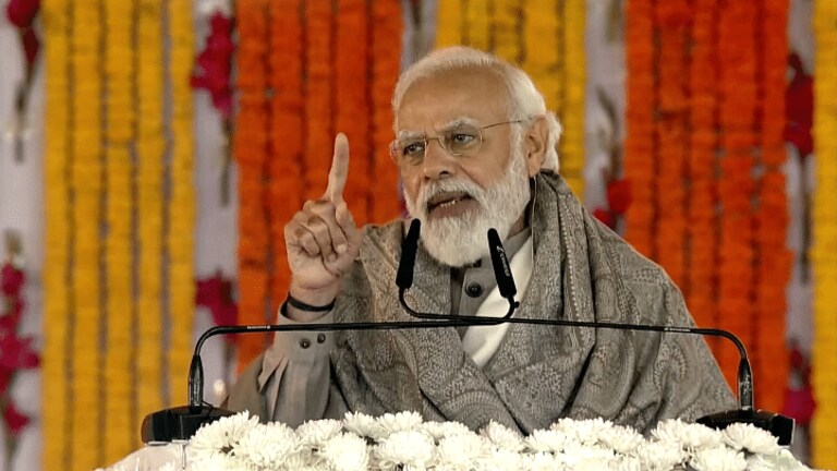 PM मोदी ने टिकट लेकर कानपुर मेट्रो में सफर किया, फिर बच्चों को मिला चढ़ने का मौका UP Tak