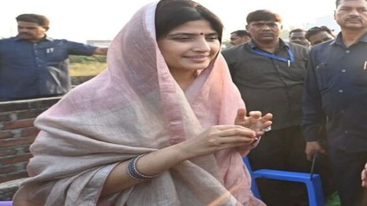 मैनपुरी उपचुनाव: प्रचार करने के लिए जब मुस्लिम महिलाओं के घर पहुंचीं डिंपल, कही ये बात UP Tak