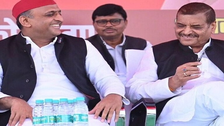 जाते-जाते परिवार को एक कर गए मुलायम! शिवपाल ने छुए राम गोपाल यादव के पैर, देखें तस्वीरें UP Tak