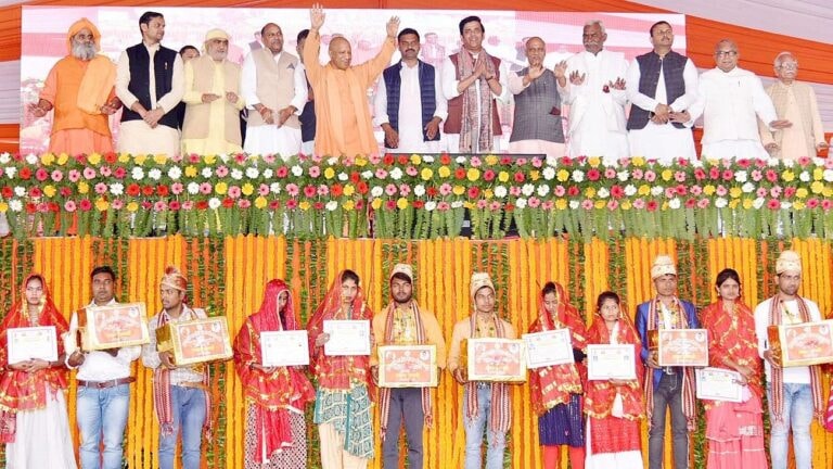 ‘सामूहिक विवाह समारोह’ में CM योगी बोले- बाल विवाह और दहेज कुप्रथा के खिलाफ लें संकल्प UP Tak