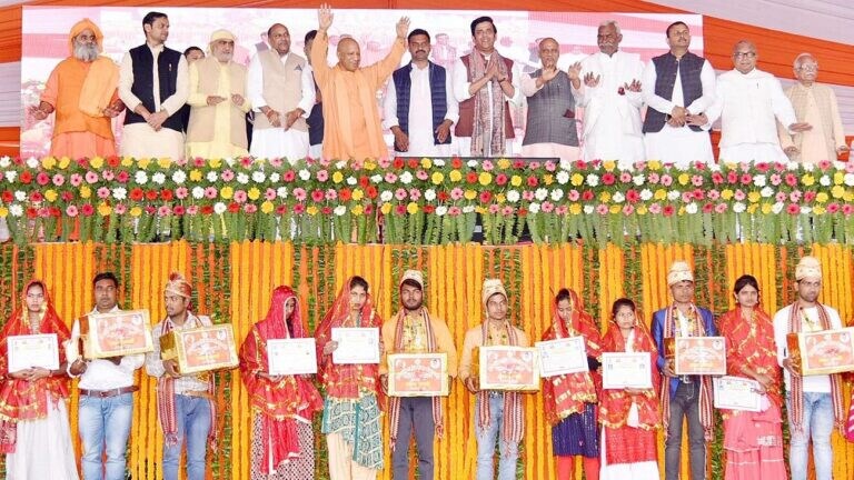 ‘सामूहिक विवाह समारोह’ में CM योगी बोले- बाल विवाह और दहेज कुप्रथा के खिलाफ लें संकल्प UP Tak