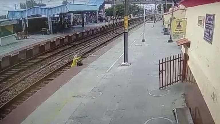 फिरोजाबाद: रेलवे ट्रैक पर फंसी महिला, आ रही थी हाईस्पीड ट्रेन, CCTV ने कैद हुई ये घटना UP Tak