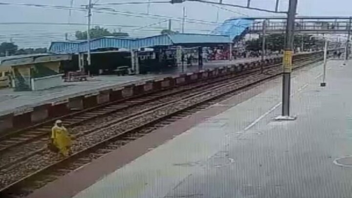 फिरोजाबाद: रेलवे ट्रैक पर फंसी महिला, सामने से आ रही थी तेज रफ्तार ट्रेन, देखें क्या हुआ? UP Tak