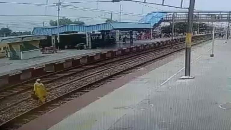 फिरोजाबाद: रेलवे ट्रैक पर फंसी महिला, सामने से आ रही थी तेज रफ्तार ट्रेन, देखें क्या हुआ? UP Tak