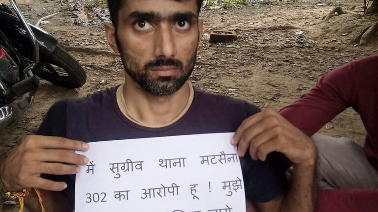 फिरोजाबाद: हाथ में तख्ती लिए धरने पर बैठा दिव्यांग, बोला- मैं हत्या का आरोपी हूं, मुझे… UP Tak