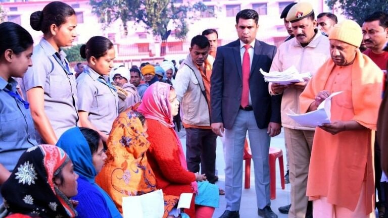 गोरखपुर में CM योगी बोले- जमीनों पर अवैध कब्जा करने वाले दबंगों को सबक सिखाएं UPTak