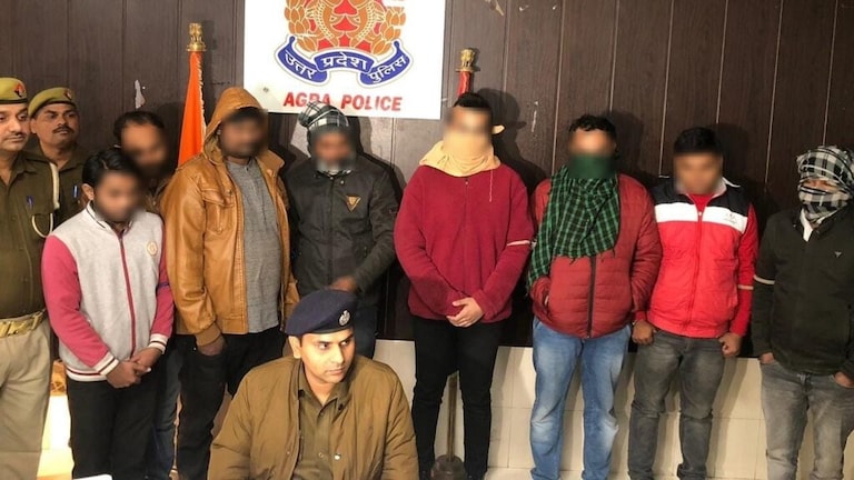 आगरा में स्पा सेंटर पर छापा, सात युवतियों सहित 15 लोग गिरफ्तार, ये सब पता चला UPTak