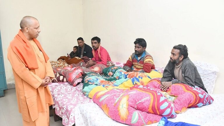 CM योगी ने किया गोरखपुर में 3 रैन बसेरों का निरीक्षण, ठहरे जरुरतमंदों को वितरित किया भोजन UP Tak