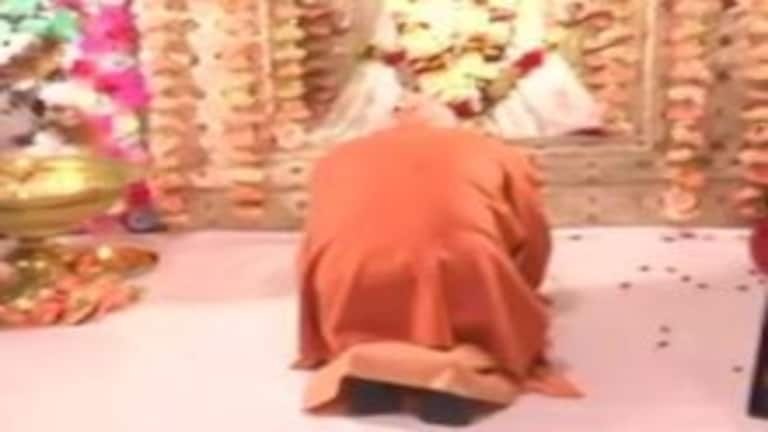 वाराणसी: CM योगी ने संत रविदास मंदिर में किए दर्शन, लंगर में प्रसाद भी चखा UPTak