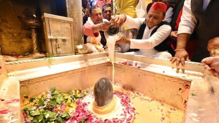 वाराणसी में अखिलेश यादव का दिखा अलग रंग, PM मोदी की तस्वीर को चीयर्स करके पी चाय UPTak
