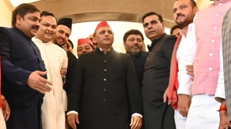 UP Budget 2023: शेरवानी पहनकर पहुंचे अखिलेश और सपा विधायक, जानिए इसके पीछे की पूरी कहानी UPTak