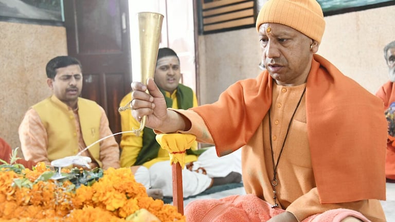 महाशिवरात्रि पर गोरखनाथ मंदिर में सीएम योगी ने किया रुद्राभिषेक और हवन UPTak