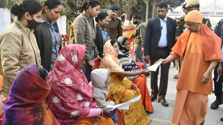 सीएम योगी ने ‘जनता दर्शन’ कार्यक्रम में लोगों की समस्याएं सुनीं, मदद का दिया आश्वासन UP Tak