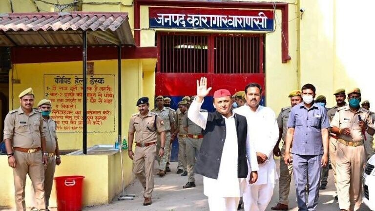 अखिलेश यादव पहुंचे वाराणसी, जेल में बंद सपा कार्यकर्ताओं से मिलकर कही ये बात UP Tak