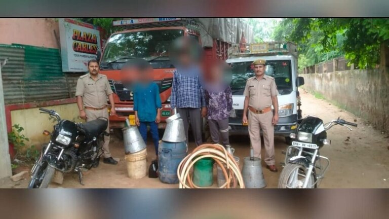 नोएडा एक्सप्रेसवे पर खड़े वाहनों से डीजल चोरी करने वाले तीन बदमाश गिरफ्तार UP Tak