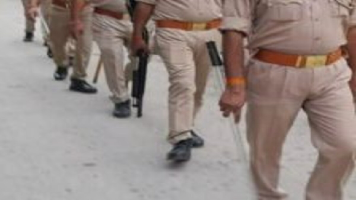 संभल: आरोपी को पकड़ने गई पुलिस टीम पर हमला, महिलाओं ने छत से मारे पत्थर, तीन घायल UP Tak