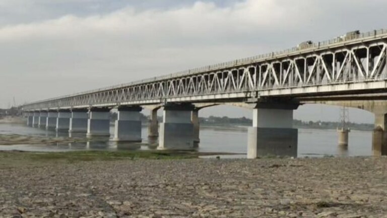 गाजीपुर में रेल कम रोड ब्रिज तैयार, इन दिन होगा फर्स्ट फेज का ट्रायल UP Tak