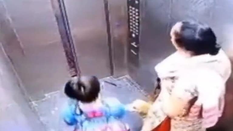 गाजियाबाद: लिफ्ट में डॉगी ने बच्चे को काटा, वो दर्द से रोता रहा पर नहीं पसीजी महिला, देखें UP Tak