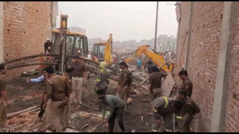 गाजियाबाद: निर्माणाधीन बिल्डिंग की शटरिंग और लेंटर गिरने से कई मजदूर दबे, 2 की मौत UPTak
