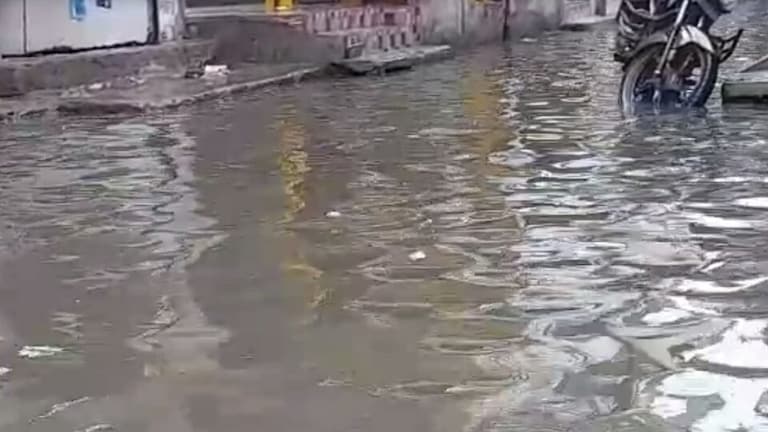 बारिश से गोरखपुर की सड़कें लबालब, अखिलेश ने ट्विट कर कहा- हर घर नल की जगह जल पहुंचा दिया UP Tak