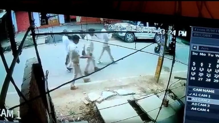 लखनऊ: दिनदहाड़े पुलिस की वर्दी में आए बदमाशों ने ठेकेदार की गोली मारकर की हत्या UP Tak