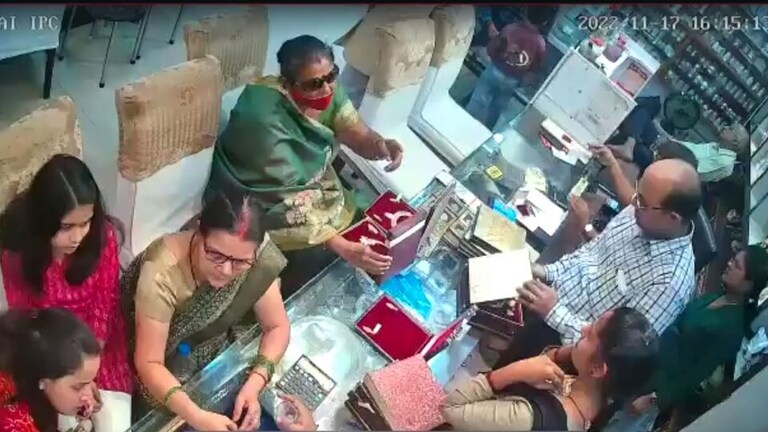 गोरखपुर: महिला ने ज्वेलरी शॉप से ऐसे चुराया 7 लाख रुपये का नेकलेस, देख रह जाएंगे हैरान! UPTak