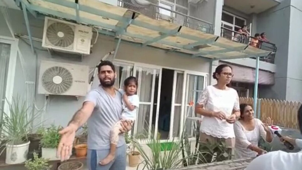 नोएडा: पेड़ पकड़कर खड़ी हुई त्यागी की पत्नी, किसी ने बुल्डोजर के हाथ जोड़े तो कोई चीखा, देखें UP Tak