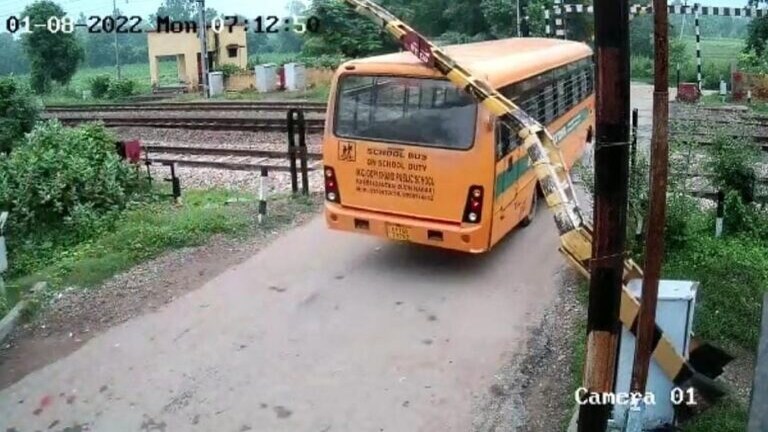 ग्रेटर नोएडा: बच्चों से भरी बस रेलवे फाटक तोड़ती हुई ट्रैक पर जा फंसी, घटना CCTV में कैद UPTak