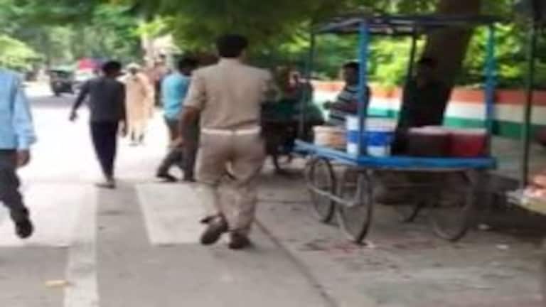 हमीरपुर: पुलिसकर्मी का वीडियो वायरल, झूमते हुए पटरी दुकानदारों को दी गालियां, सामान फेंका UP Tak