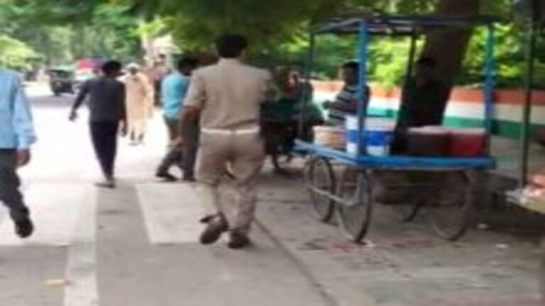 हमीरपुर: पुलिसकर्मी का वीडियो वायरल, झूमते हुए पटरी दुकानदारों को दी गालियां, सामान फेंका UP Tak