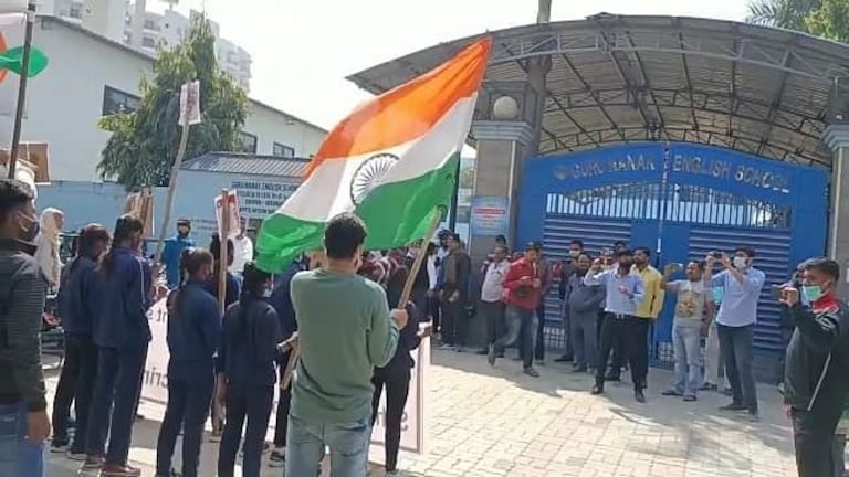 हिजाब विवाद की आंच पहुंची वाराणसी, प्राइवेट स्कूल के बाहर प्रदर्शन UP Tak