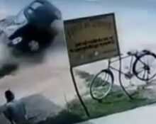 हरदोई: तेज रफ्तार कार का टायर फटा, सड़क पर सरकती हुई जेसीबी से टकराई, CCTV में कैद हुई घटना UP Tak