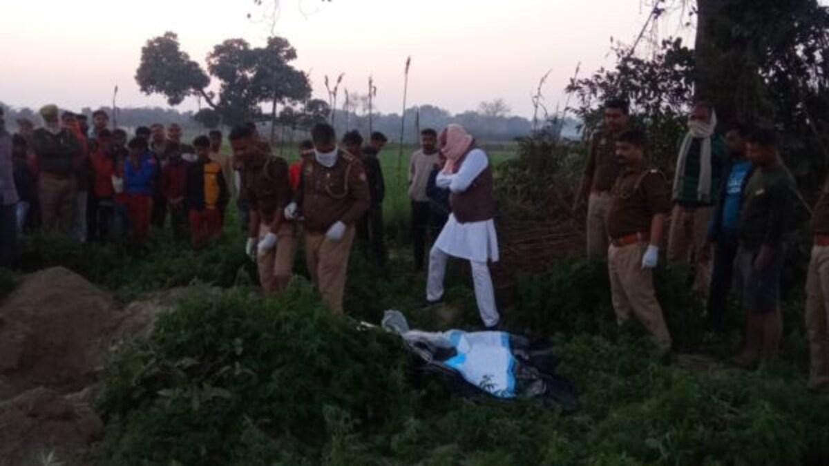 देवरिया: गड्ढे में दबे युवक के शव को नोंच रहे थे कुत्ते, मची सनसनी, पुलिस ने बताई ये बात UP Tak
